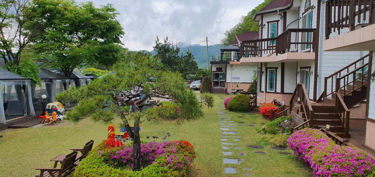 Forest Of Color Pension Хончхон Экстерьер фото