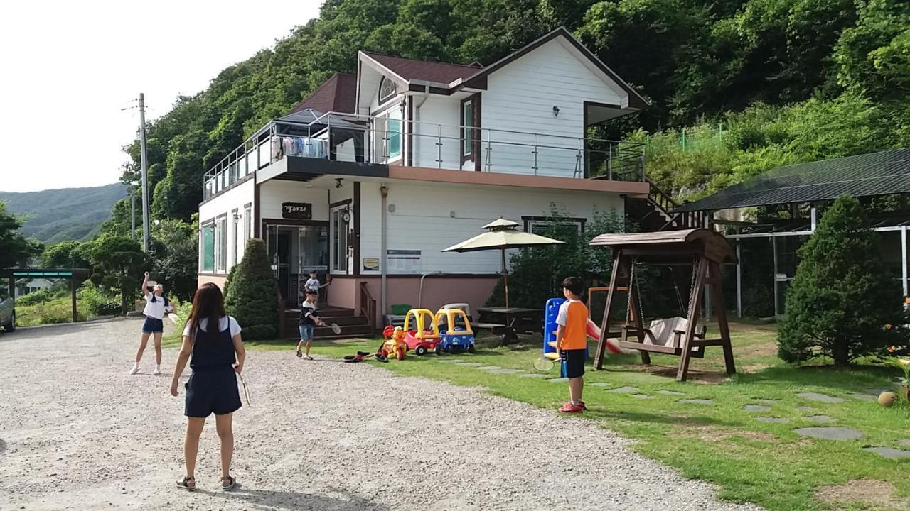 Forest Of Color Pension Хончхон Экстерьер фото